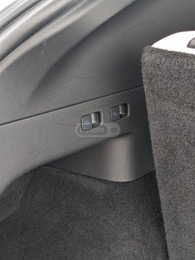 Tesla Model Y - фото 13