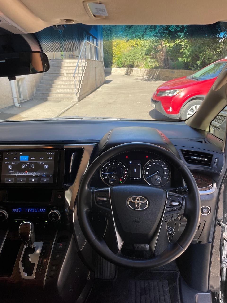 Toyota Alphard - фото 2