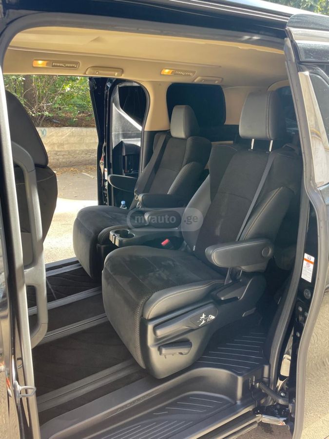 Toyota Alphard - фото 5