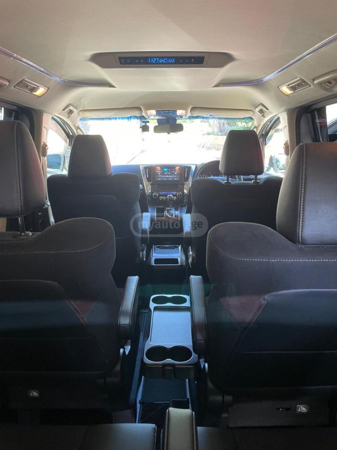 Toyota Alphard - фото 6