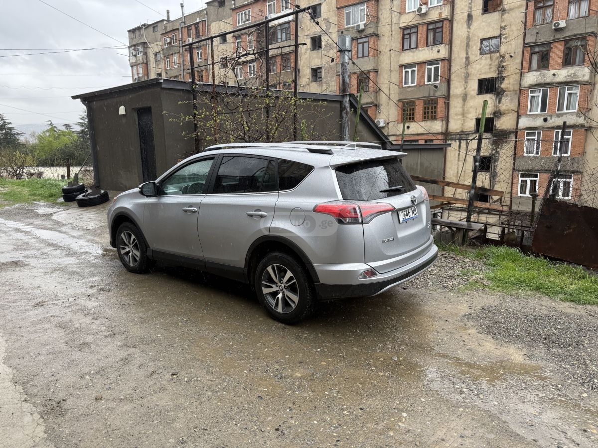 Toyota RAV 4 - фото 1