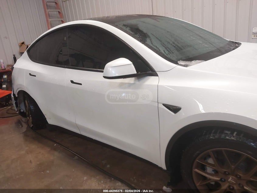 Tesla Model Y 2026 — миниатюра 3