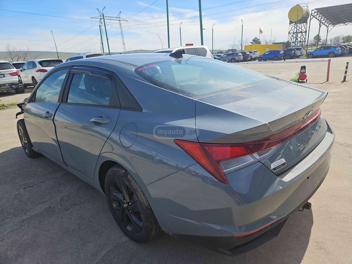 Hyundai Elantra - фото 3