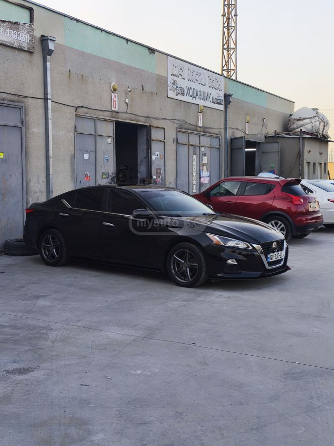 Nissan Altima - фото 1