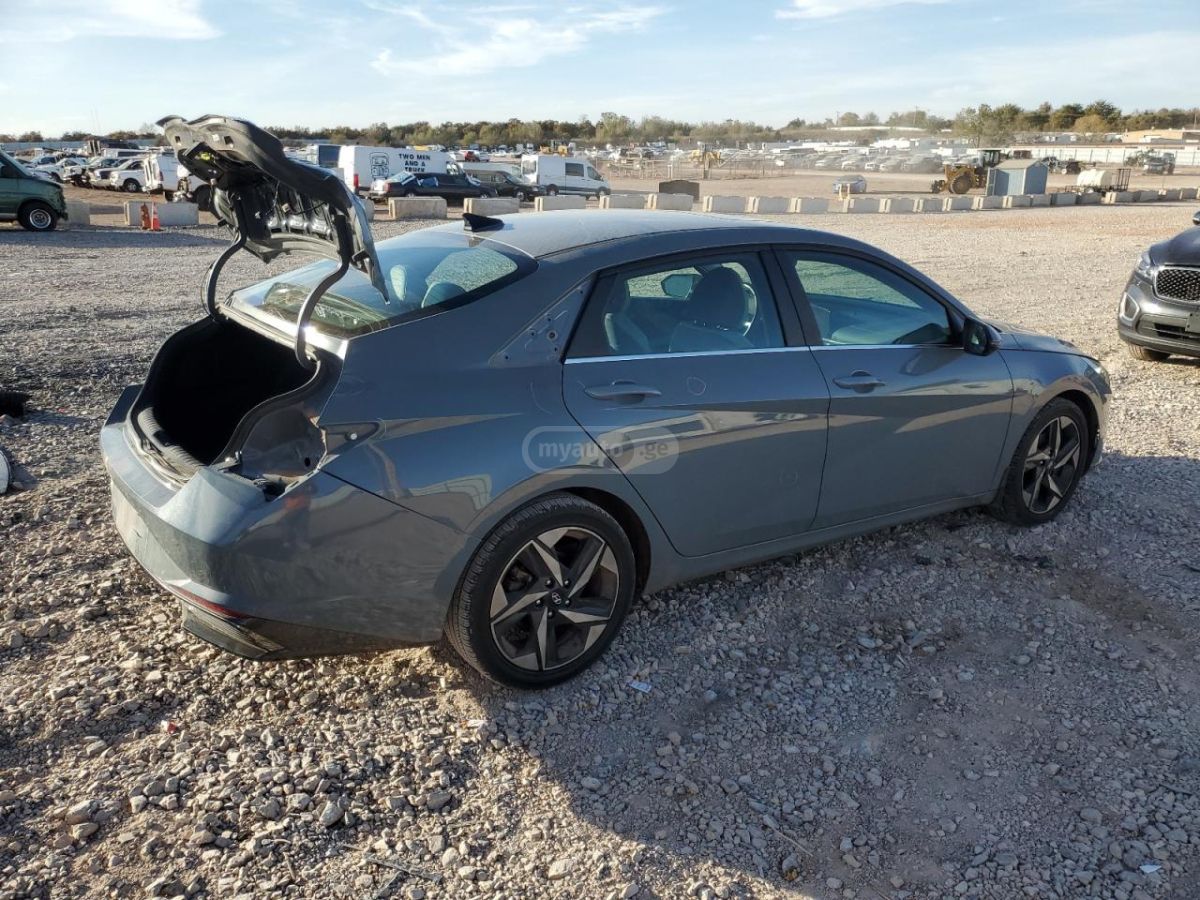 Hyundai Elantra - фото 3