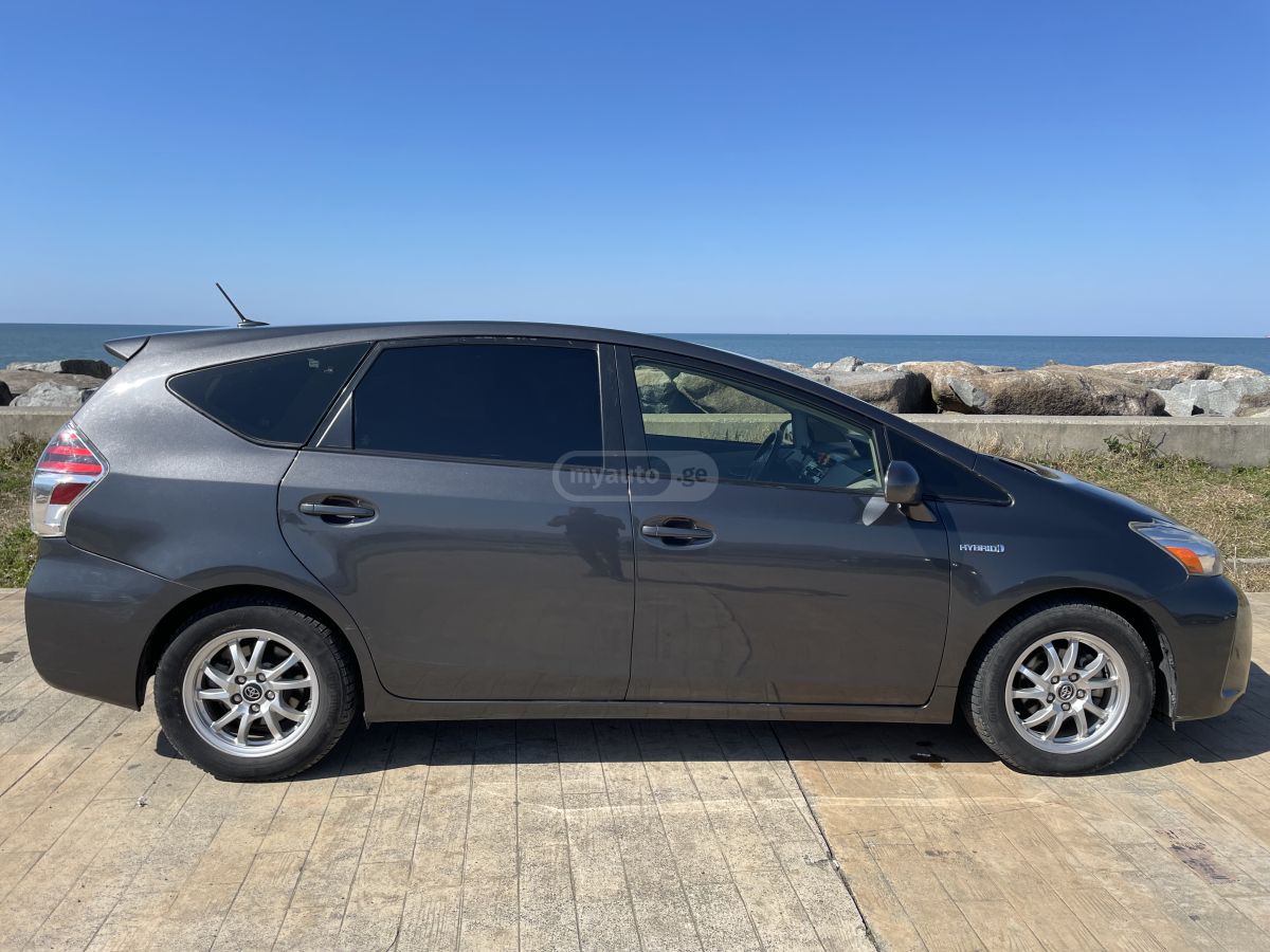 Toyota Prius V - фото 1