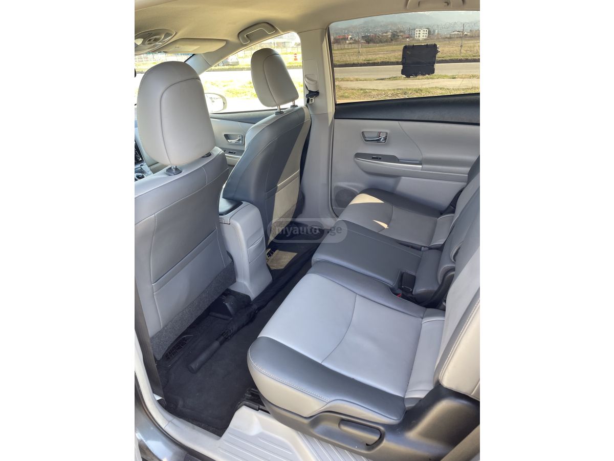 Toyota Prius V - фото 10