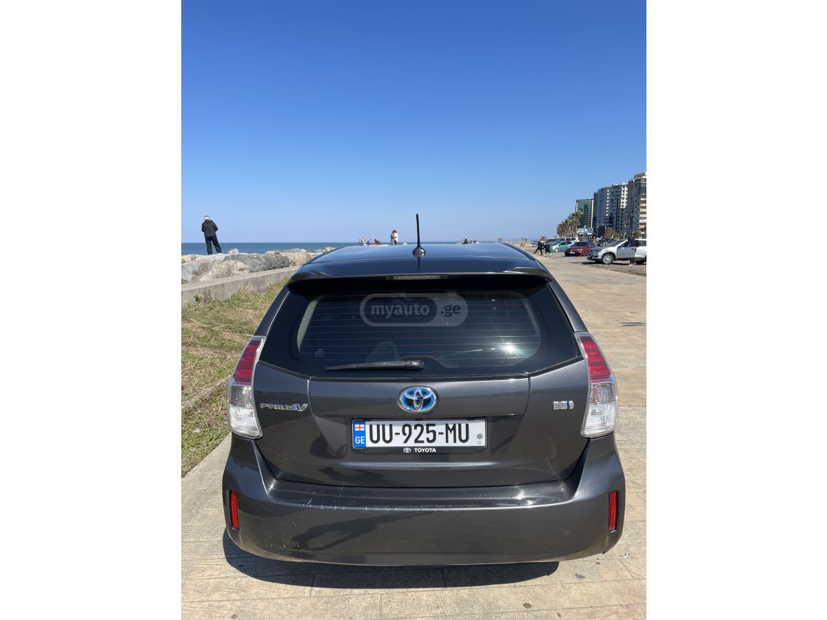 Toyota Prius V - фото 2
