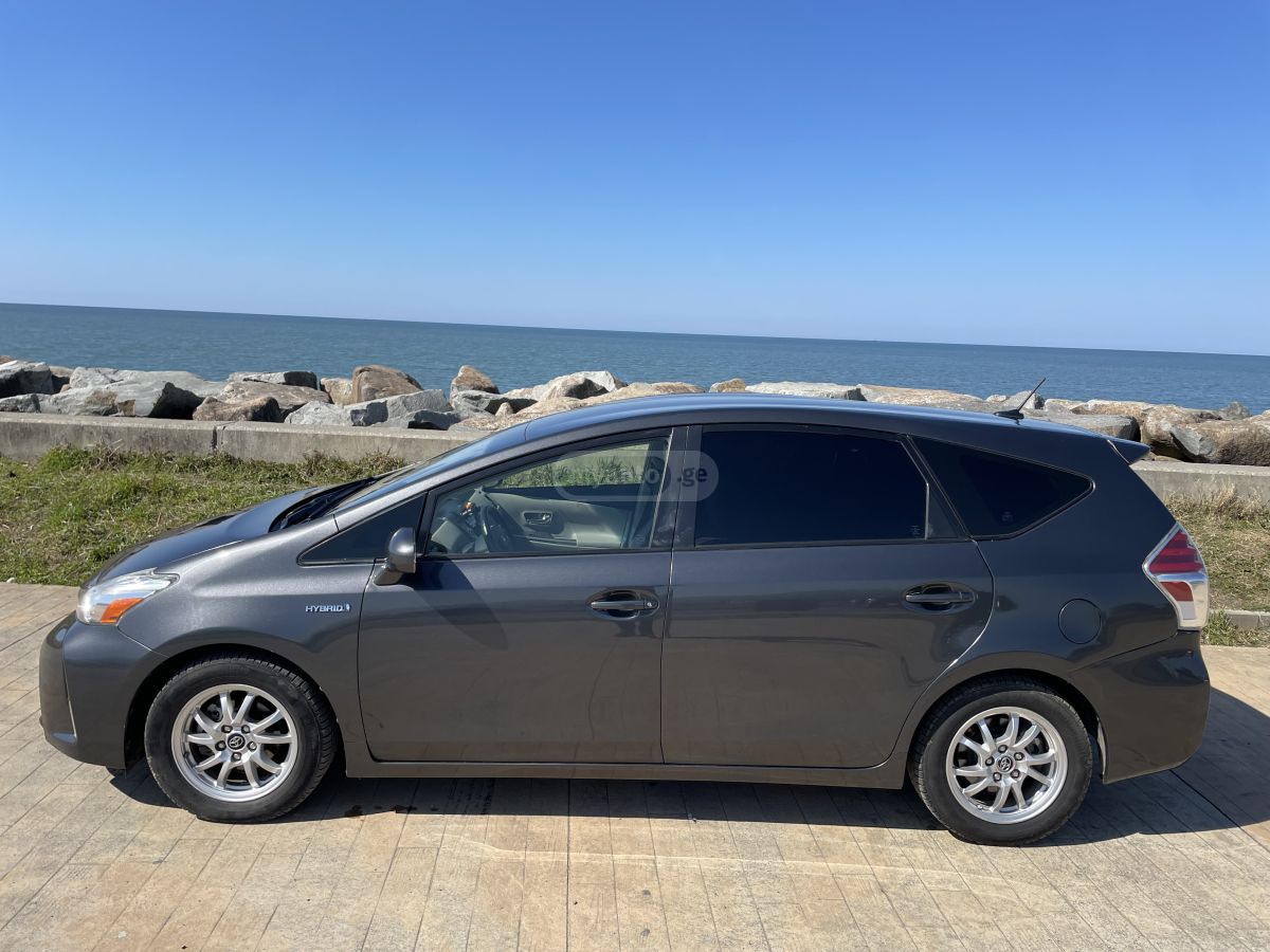 Toyota Prius V - фото 3