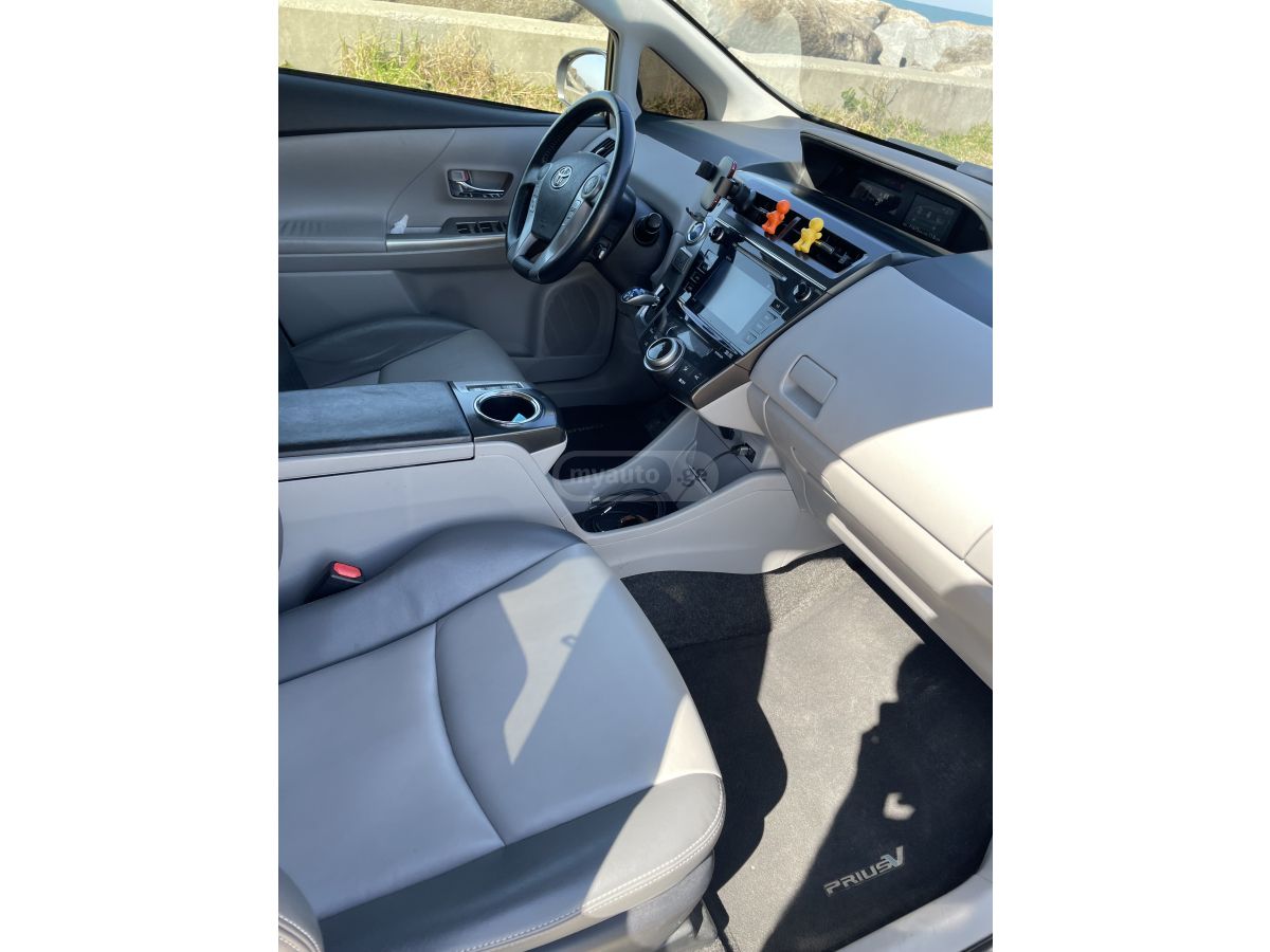 Toyota Prius V - фото 6