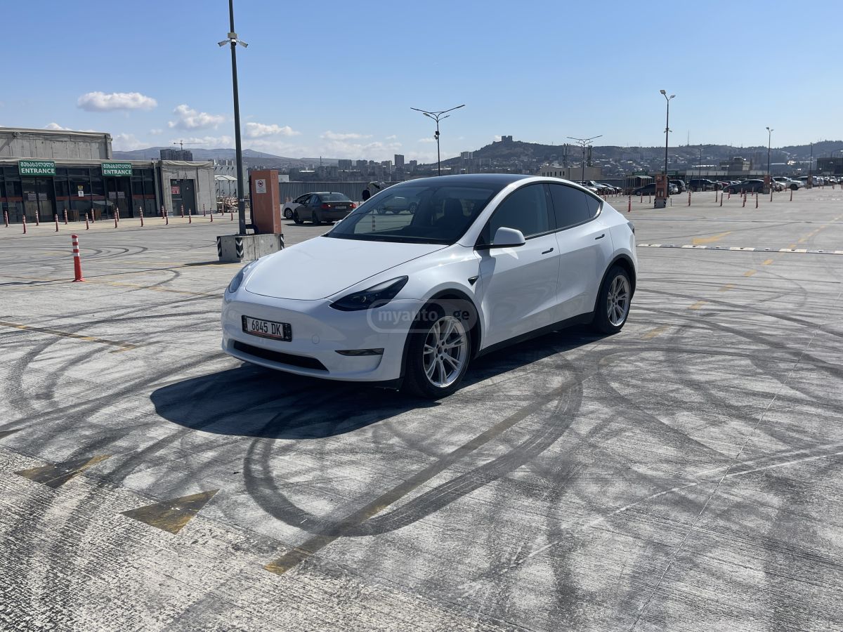 Tesla Model Y - фото 1