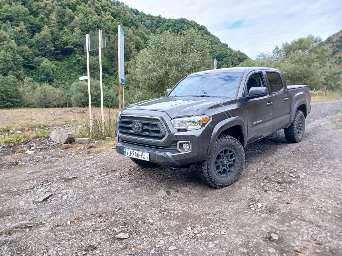 Toyota Tacoma - фото 1