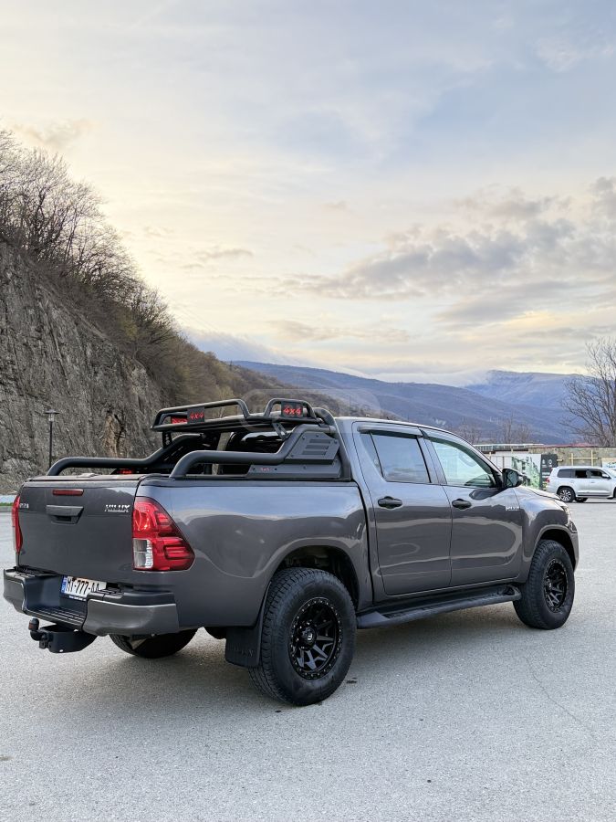 Toyota Hilux - фото 1