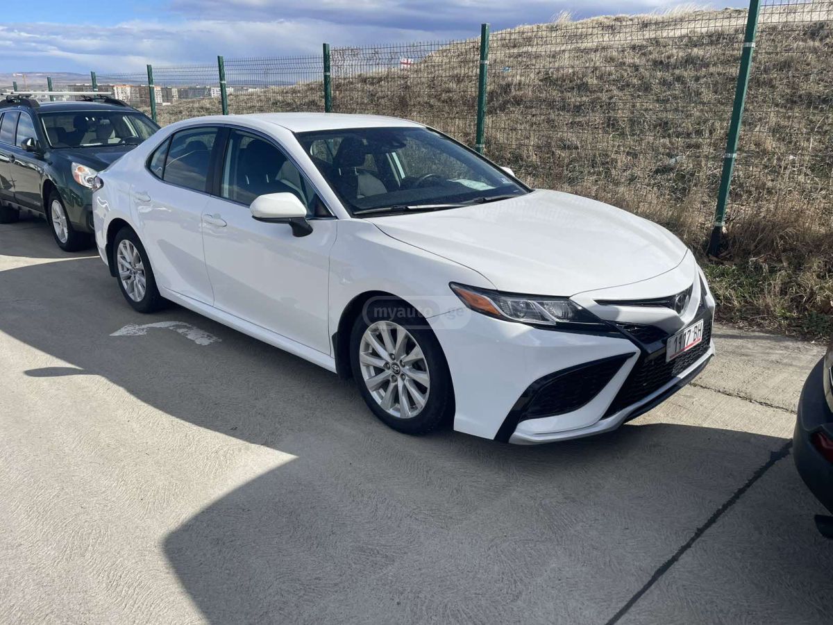 Toyota Camry - фото 1