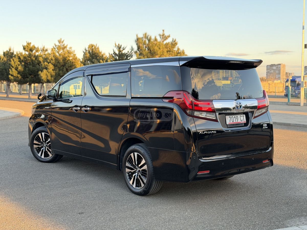Toyota Alphard - фото 3
