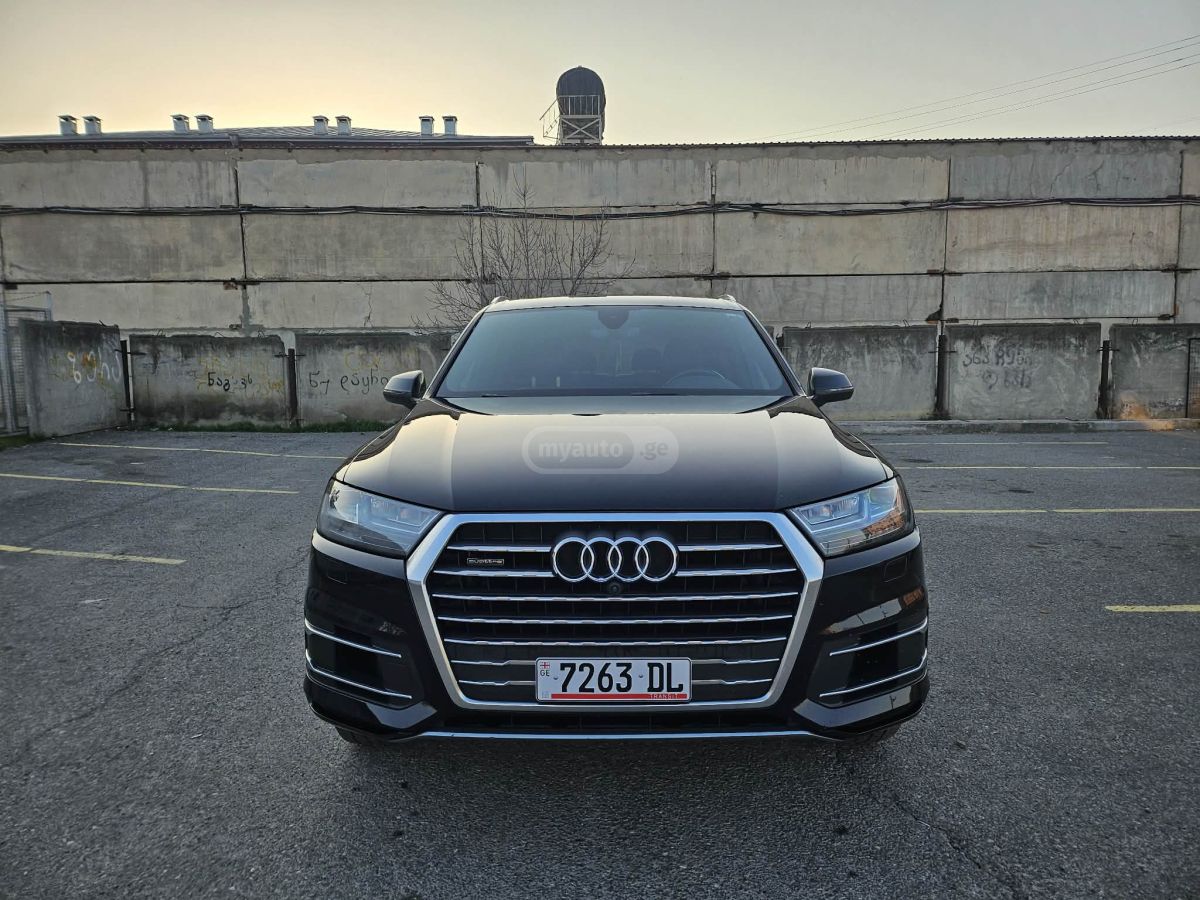 Audi Q7 - фото 1