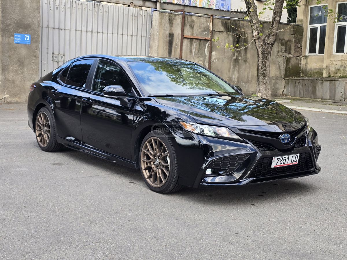 Toyota Camry - фото 1