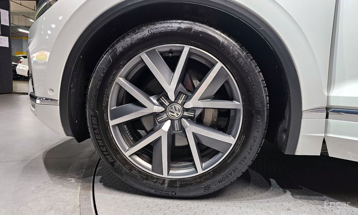 Volkswagen Touareg - фото 5