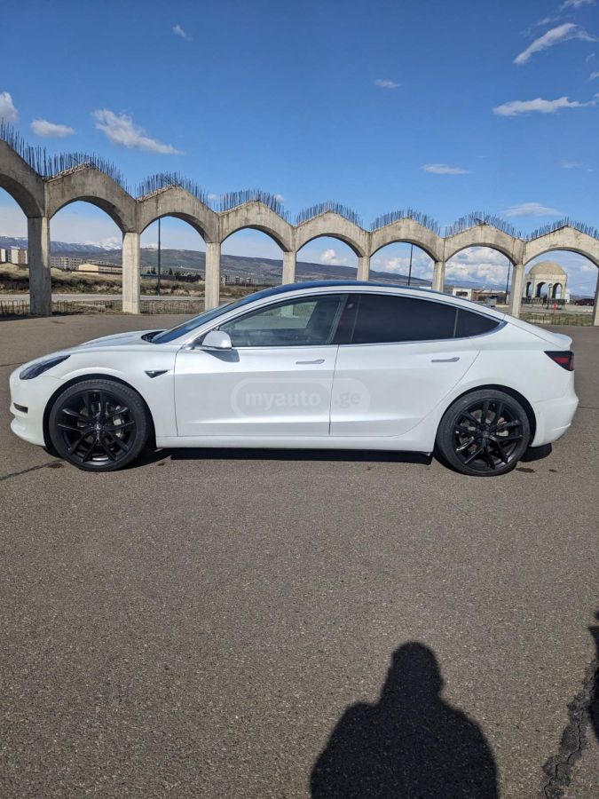 Tesla Model 3 - фото 1