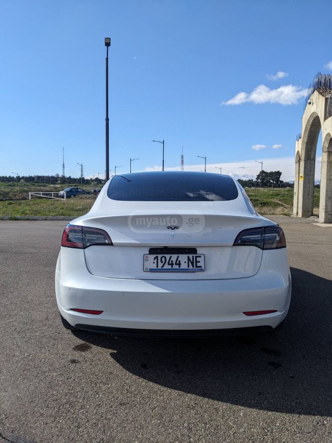 Tesla Model 3 - фото 8