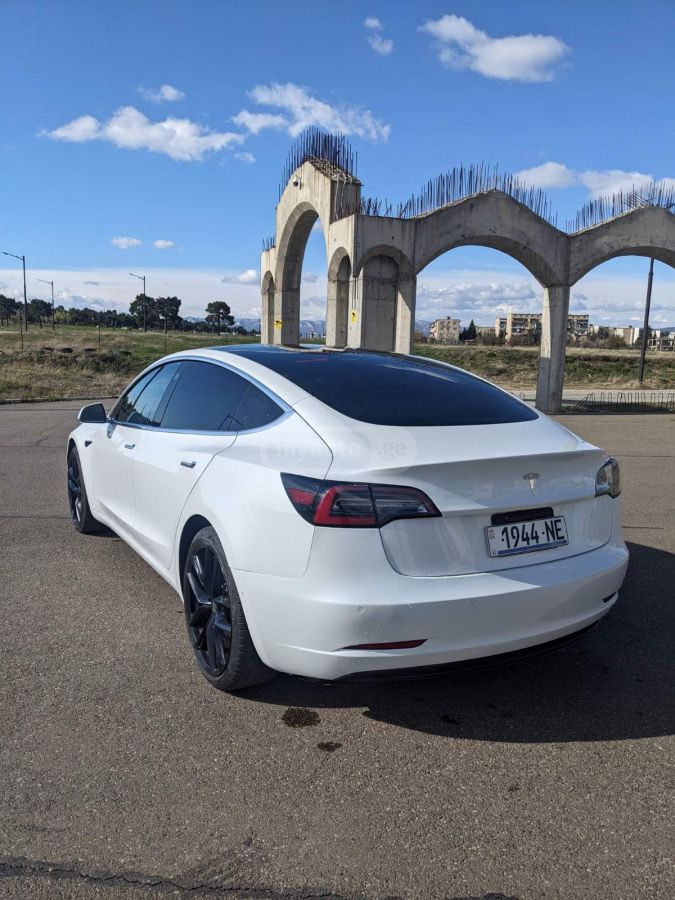 Tesla Model 3 - фото 9