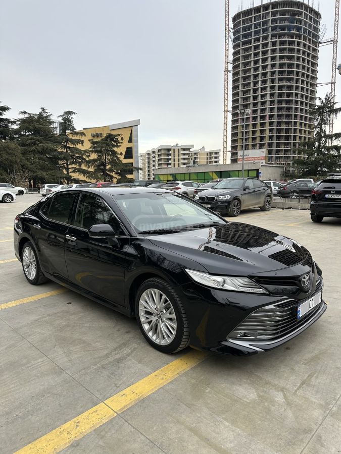 Toyota Camry - фото 1