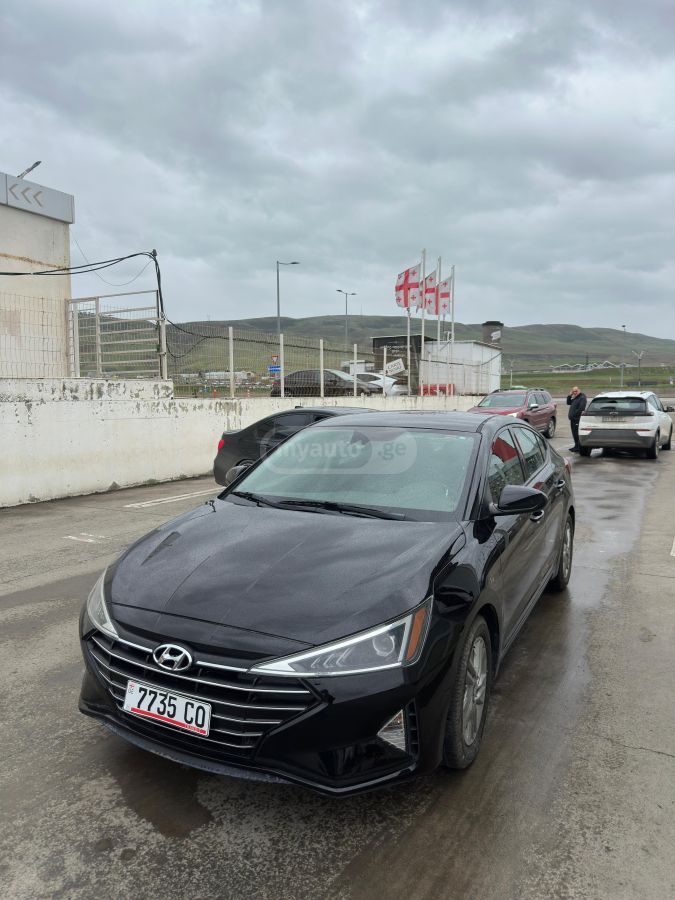 Hyundai Elantra - фото 1