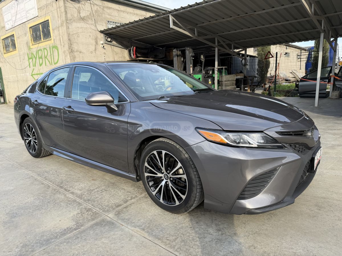 Toyota Camry - фото 1