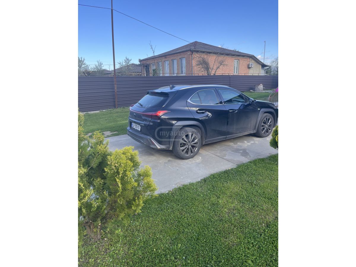 Lexus UX 200 - фото 3