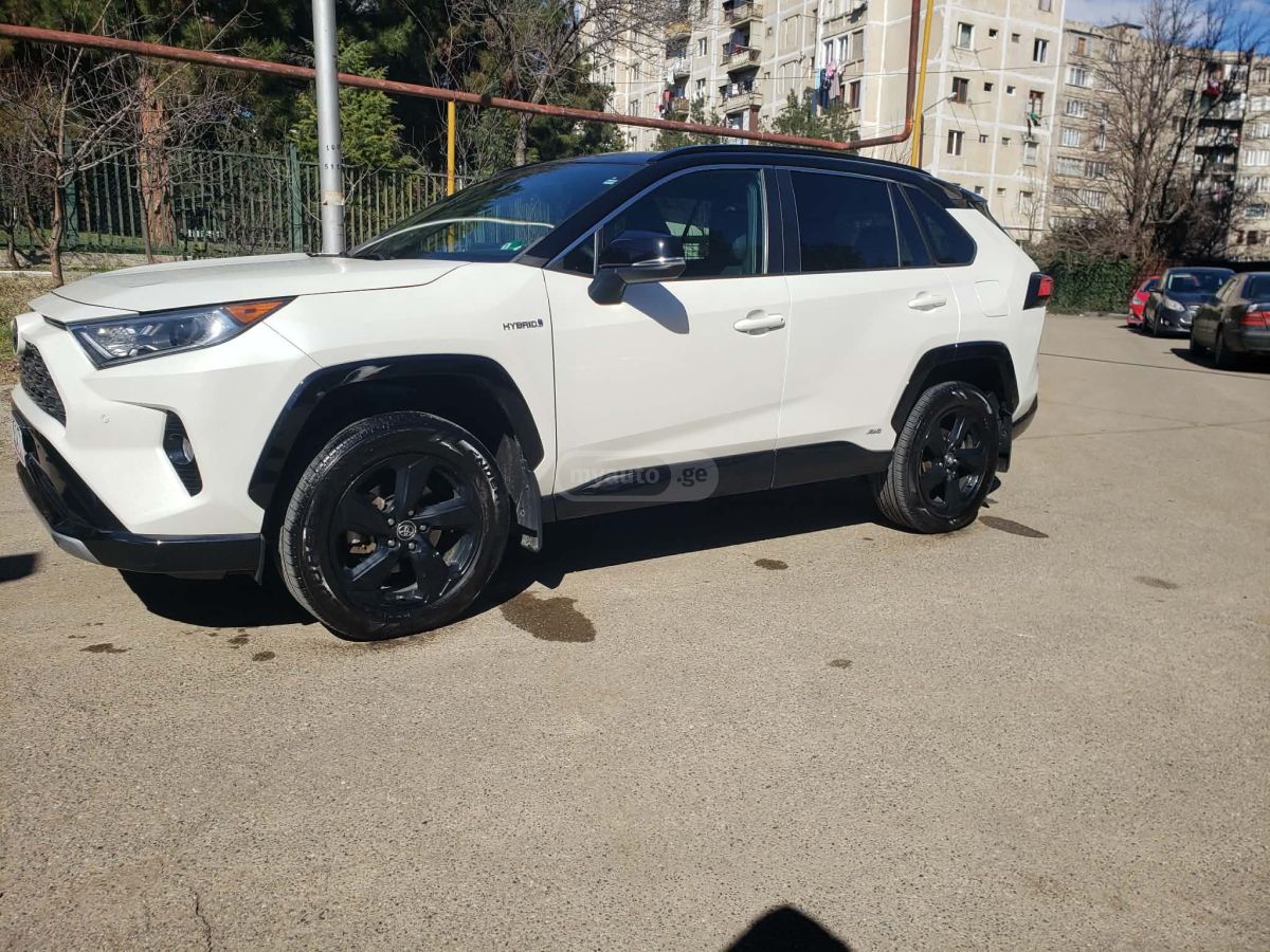 Toyota XSE 4dr All-Wheel Drive CVT — миниатюра 3