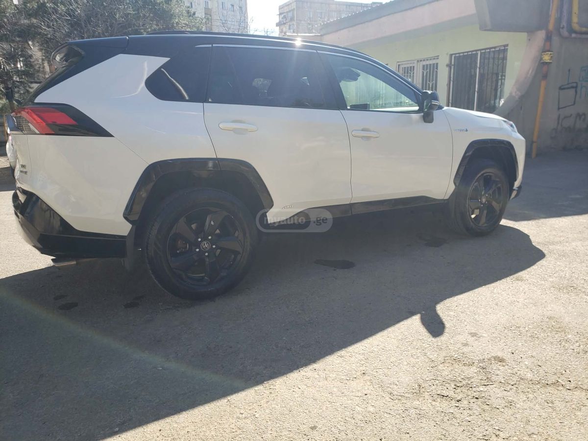 Toyota XSE 4dr All-Wheel Drive CVT — миниатюра 4