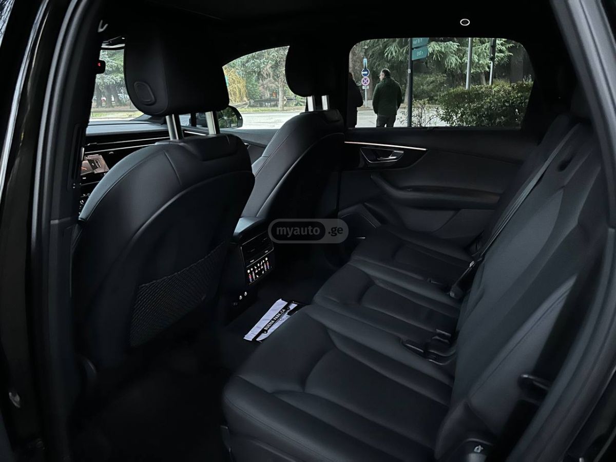 Audi Q7 - фото 7