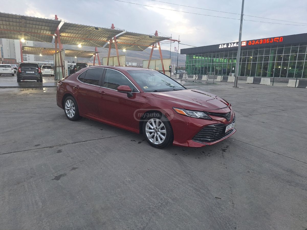 Toyota Camry - фото 1