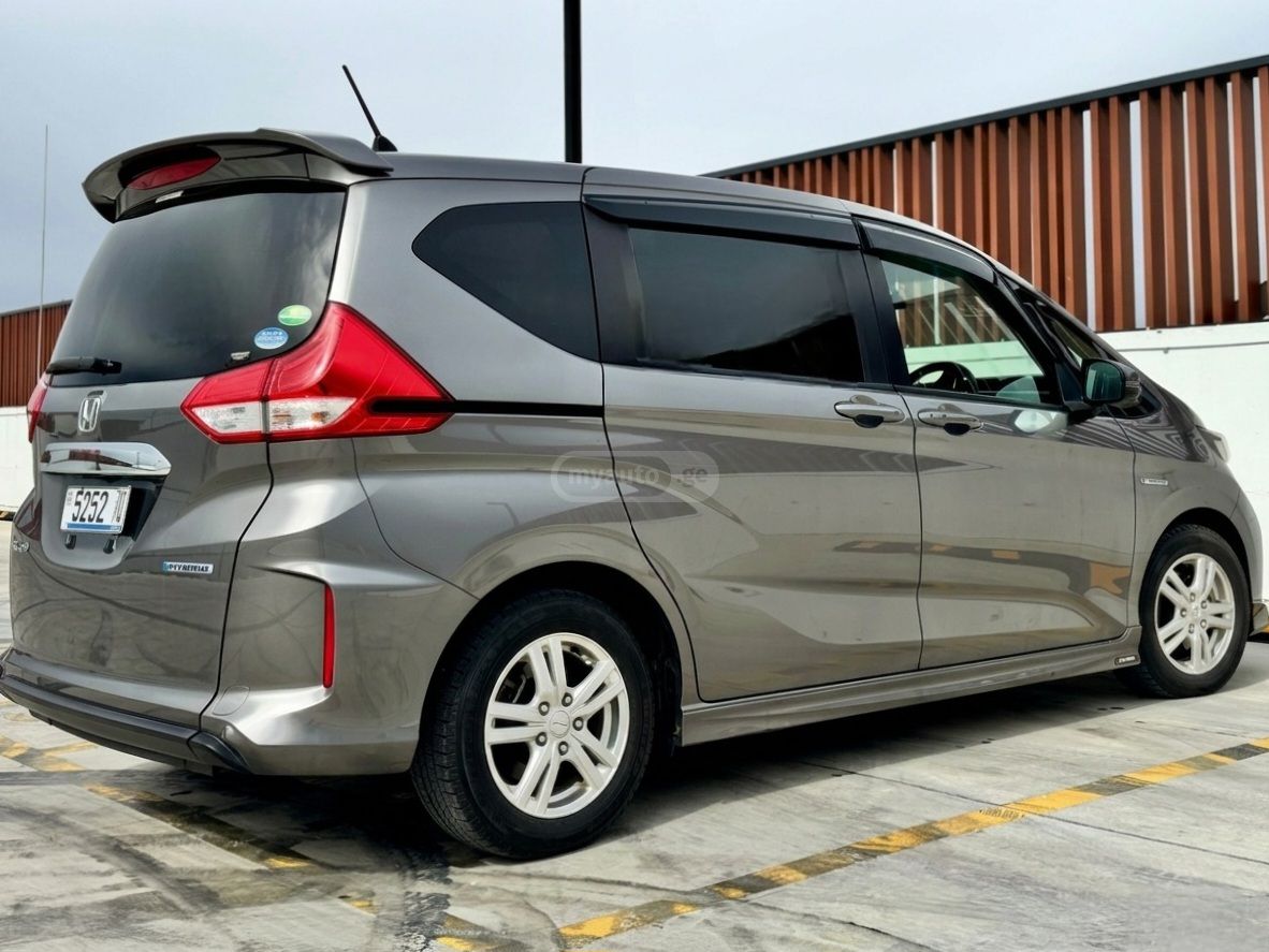 Honda Freed - фото 3