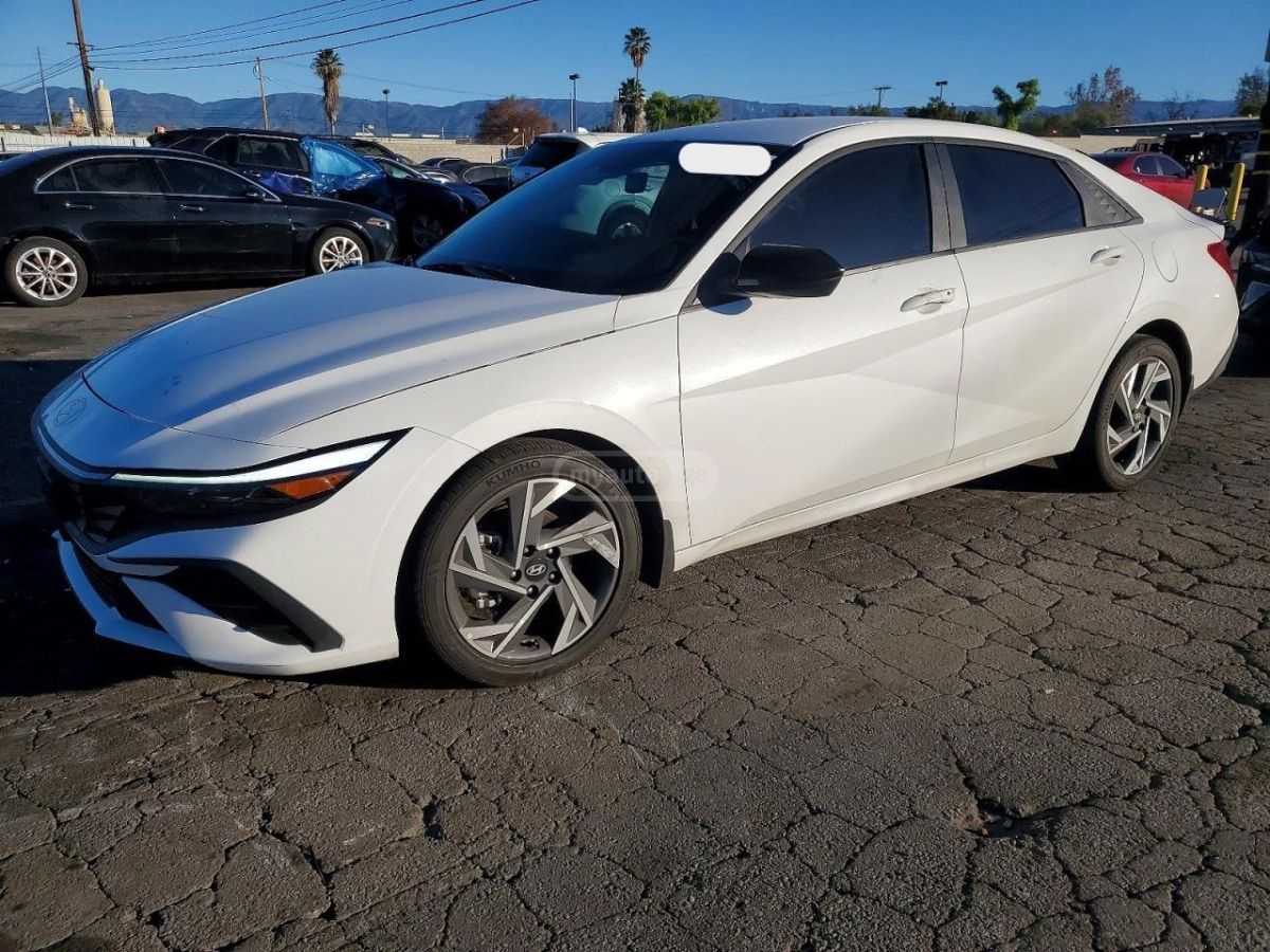 Hyundai Elantra - фото 1
