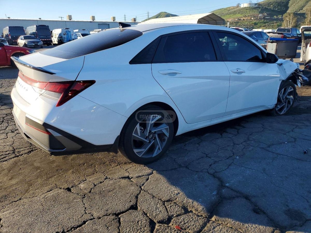 Hyundai Elantra - фото 3