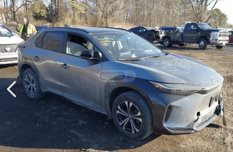 Toyota bZ4X - фото 1