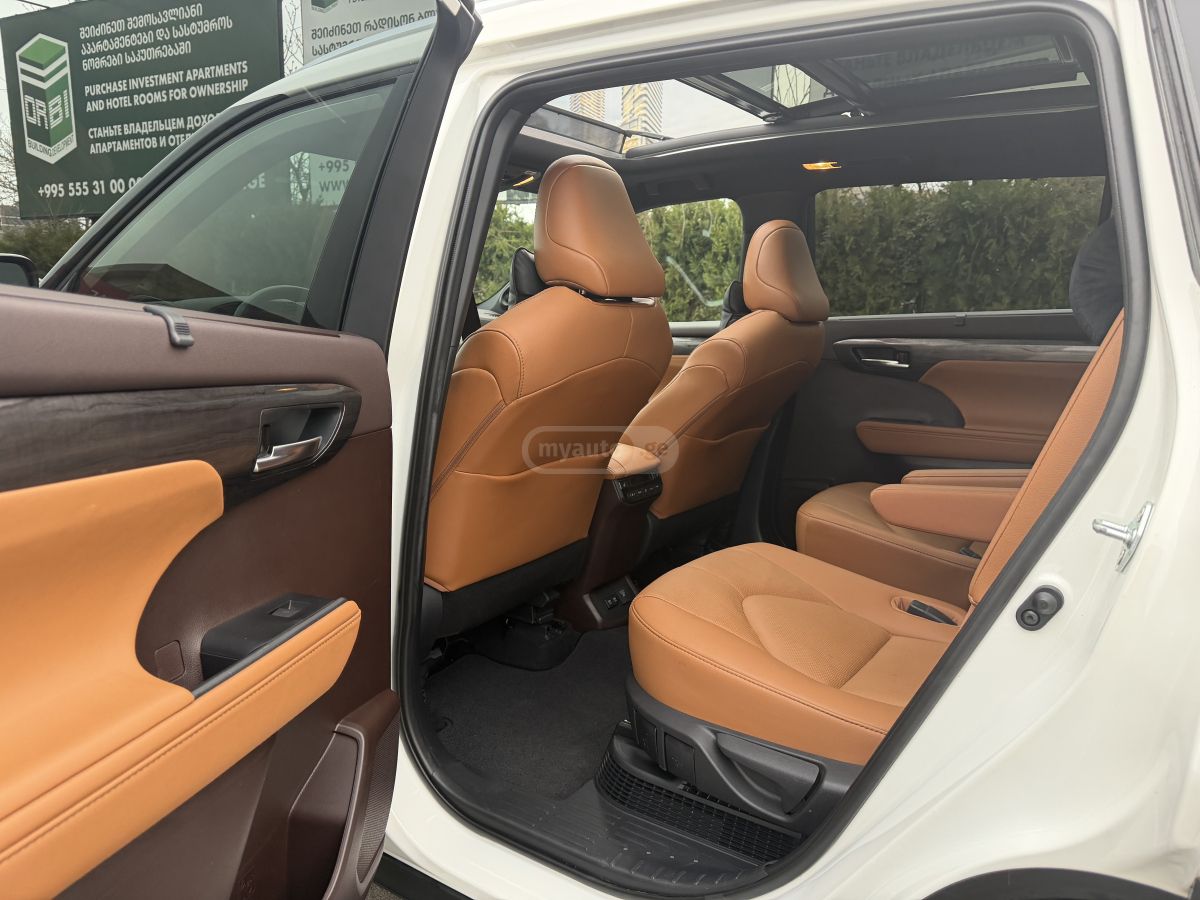 Toyota Platinum 4dr All-Wheel Drive A — миниатюра 11