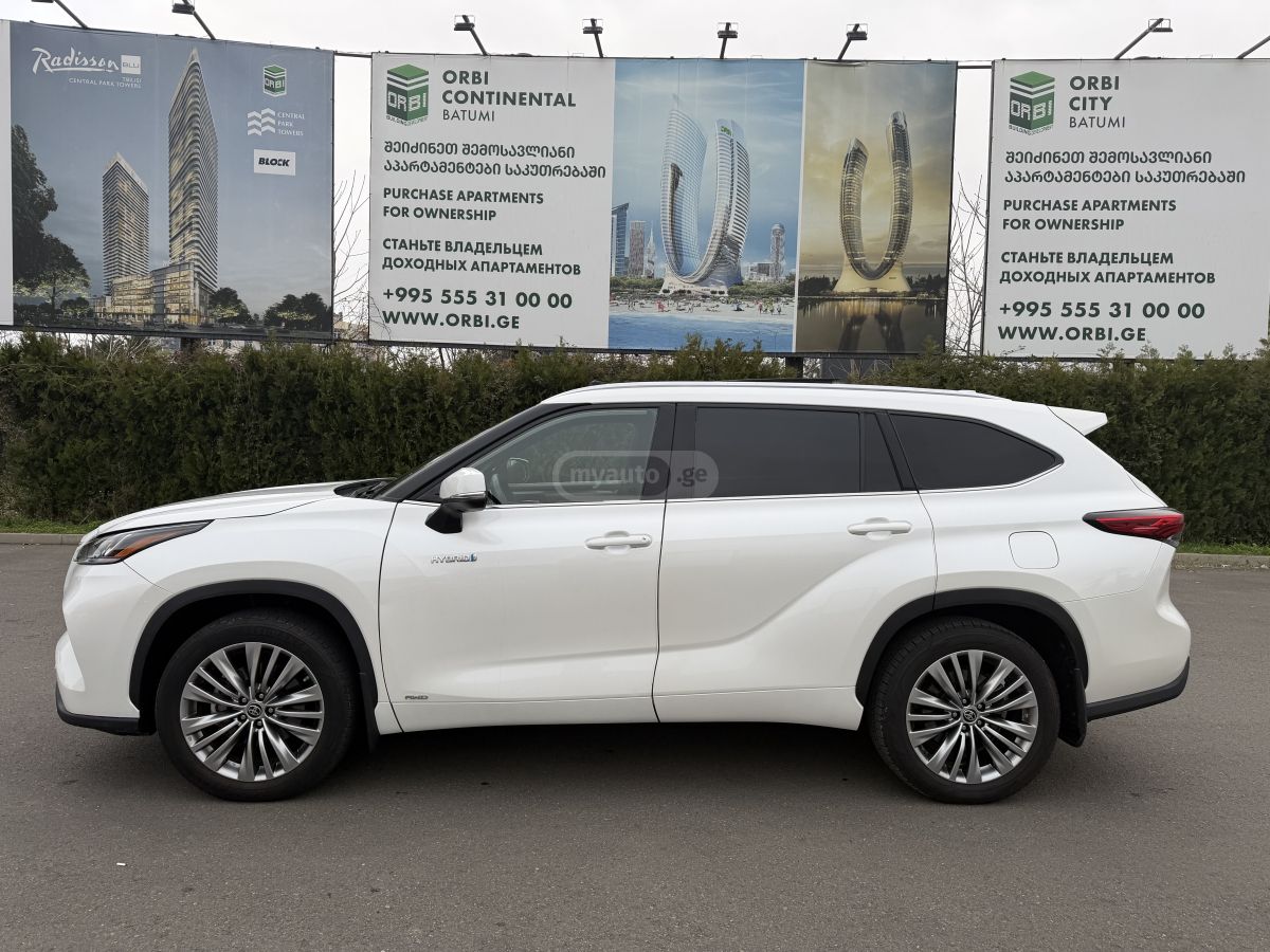Toyota Platinum 4dr All-Wheel Drive A — миниатюра 3