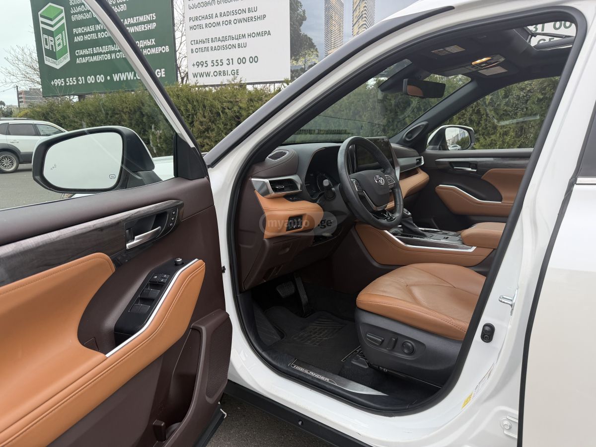 Toyota Platinum 4dr All-Wheel Drive A — миниатюра 9