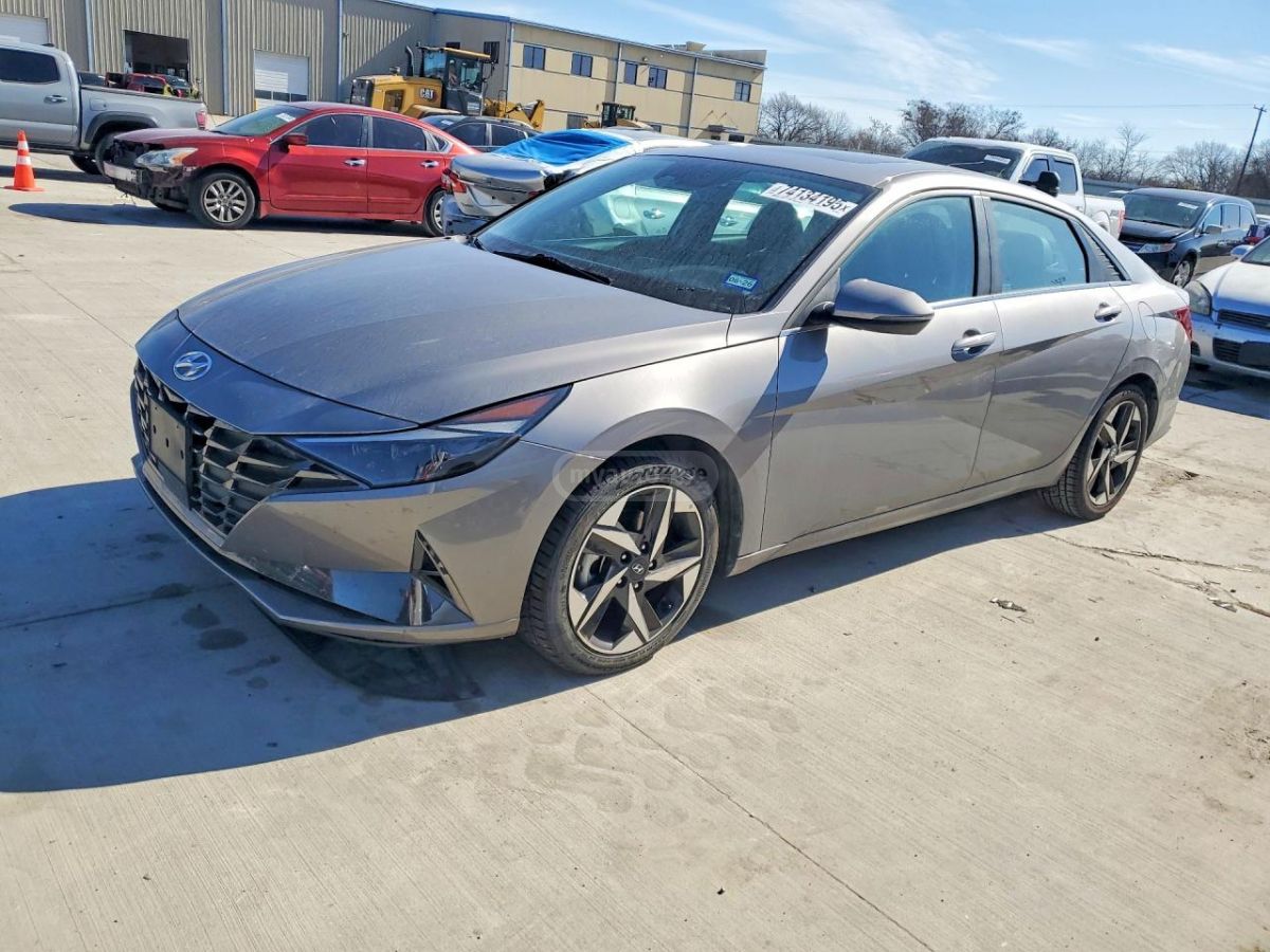 Hyundai Elantra - фото 1