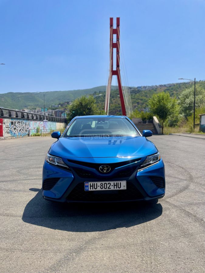Toyota Camry - фото 1