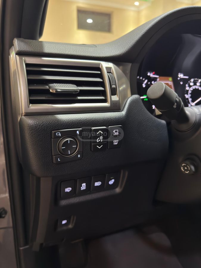 Lexus Luxury 4dr 4x4 Automatic — миниатюра 13