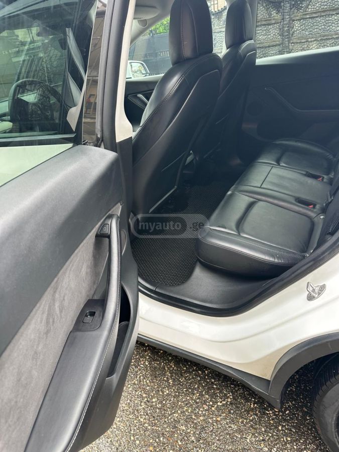 Tesla Model Y - фото 7