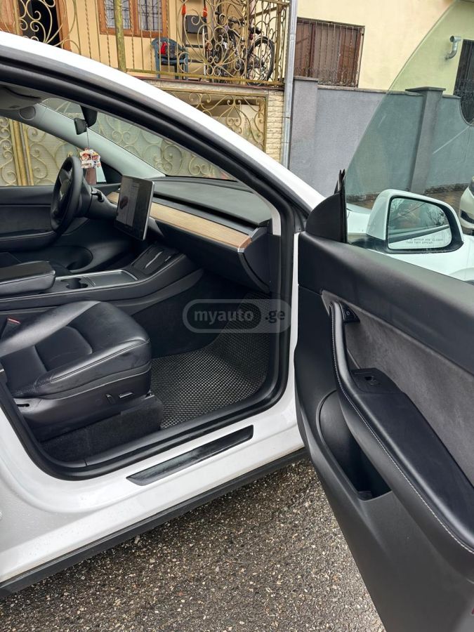 Tesla Model Y - фото 9
