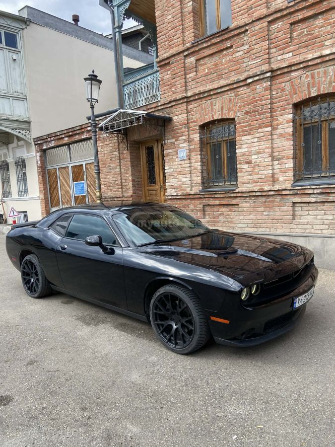 Dodge Challenger - фото 1