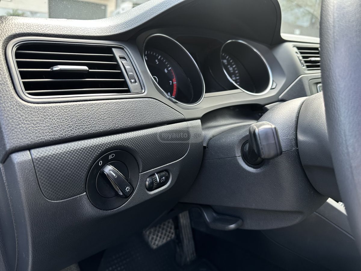 Volkswagen Jetta - фото 11