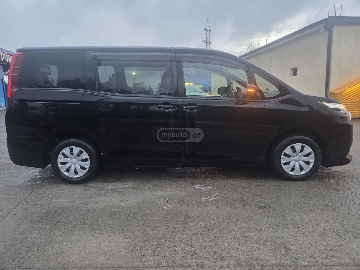 Toyota Noah - фото 1