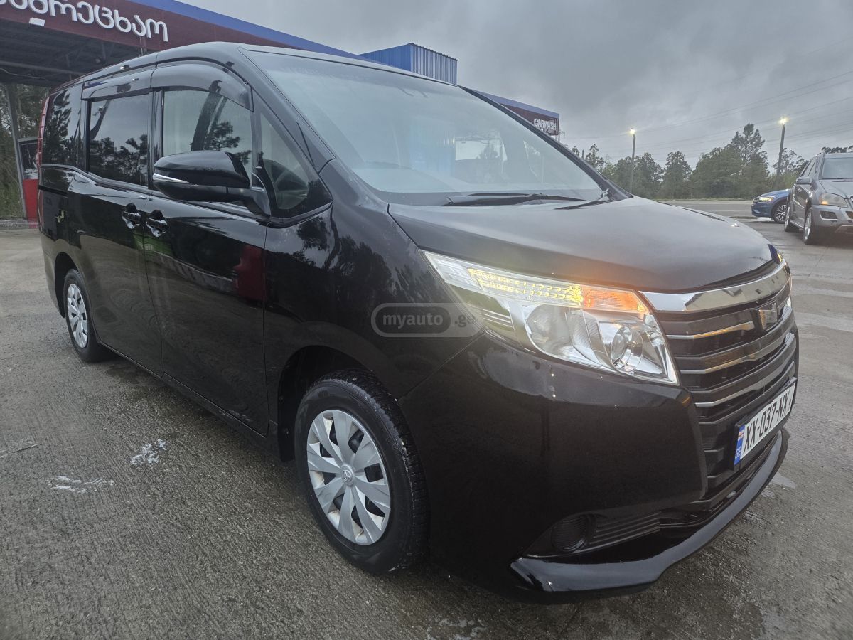 Toyota Noah - фото 2