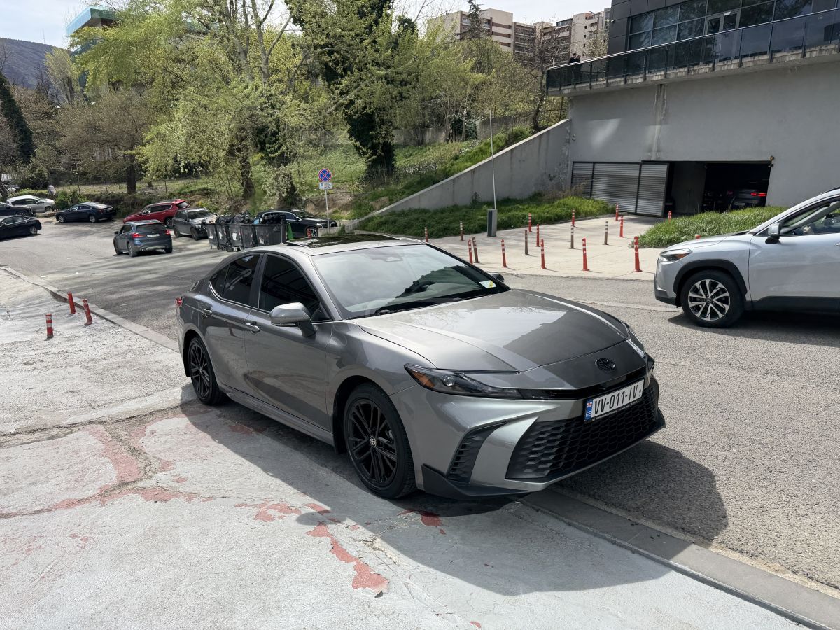 Toyota Camry - фото 2